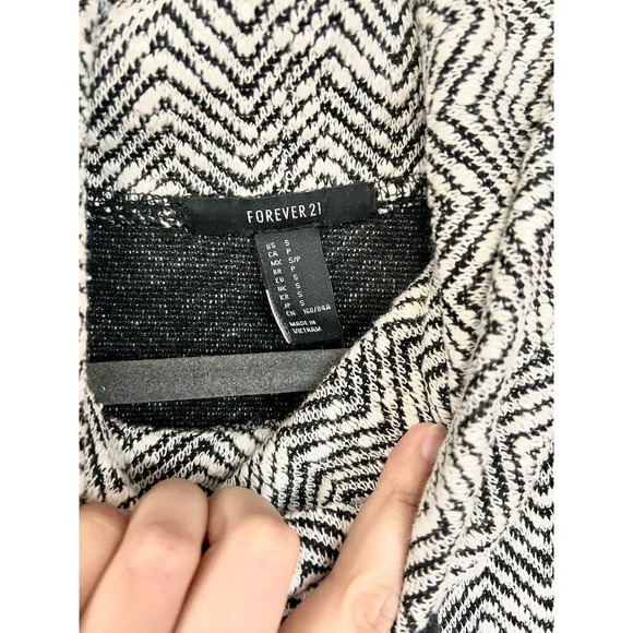 Forever21 Black and White Chevron Houndstooth Cowl
Neck Sweater Women size small - Picture 7 of 9